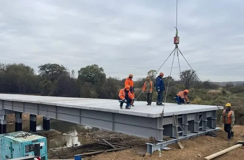 В Уссурийском округе завершается строительство временного моста